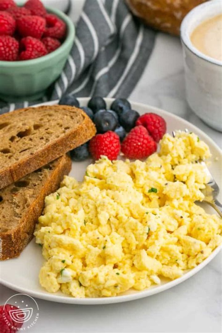 Is oatmeal better than eggs for breakfast?